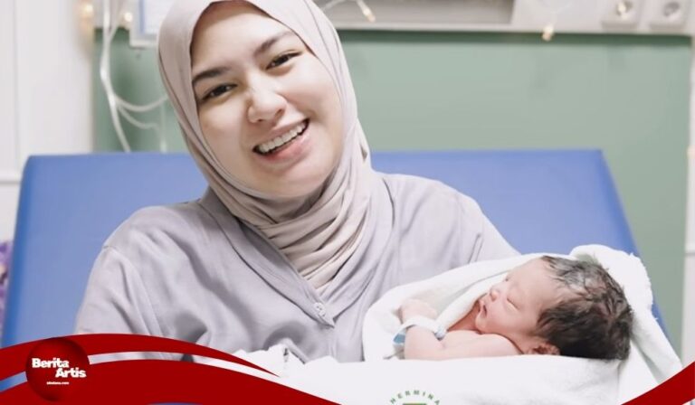 Ochi Rosdiana Melahirkan Anak Pertama